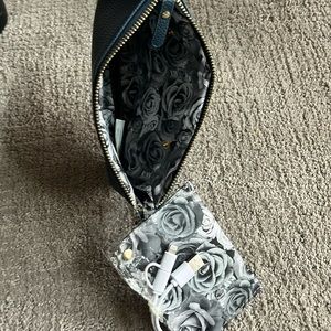 Beautiful new Adrienne Vittadini studio wristlet but no tags